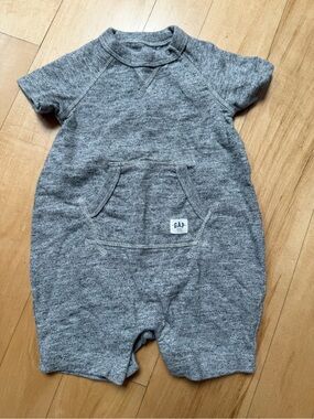 Baby GAP Grey Marled Short-Sleeve Romper - 6-12 Months